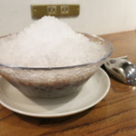 カフェ マメヒコ - 茶色（ショウガと豆）の氷寒天750円（ドリンクとセットで500円）。