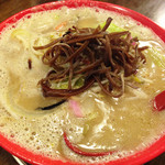 本田商店 - ラーメンに負けず、チャンポンも人気のようです。
            ということで、久留米式ちゃんぽん800円。
            わぁ♪なんで、こんなにアワアワ(笑)？
            しかも、強烈にブタブタしい香り！
            