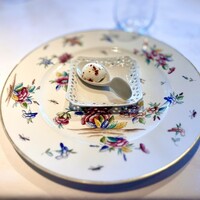 アンティカ オステリア デル ポンテ - 最初のお楽しみ）ジャガイモ，アンチョビ，アーモンド　そぼろ状のクッキーが入っていますので､一口で｡