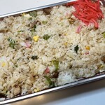 久美食堂 - お持ち帰りチャーハン。重みが…！
