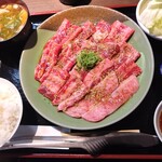 浪花焼肉 肉タレ屋 - カルビも含めて16枚くらいお肉がありました(^_^;)　凄いボリューム