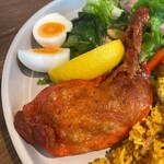 TOKYO CLASSIC CAMP CAFE - チキン。こちらは辛くありません。