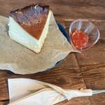 TOKYO CLASSIC CAMP CAFE - バスクチーズケーキ。手作りの苺ジャム付き。