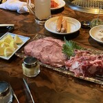 焼肉萬野 - 上タン1,760円（税込）＆USハラミ1,980円（税込）