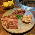 焼肉萬野 - お刺身盛り合わせ3種　1,100円（税込）