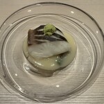 鮨 にし岡 - マナガツオ（愛媛）　マナガツオでとった出汁と白味噌のソース　間に行者にんにく