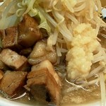 麺屋 にぼすけ - にぼじろう（ニンニク）　チャーシュー＆スープ　アップ