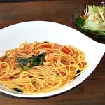 カフェ ら・ら・ら - 海老のトマトクリームパスタ 小サラダ付