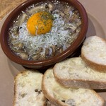 スペインバル massa - しらすと卵黄のアヒージョ