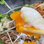 うどん日和 - 肉盛り温ぶっかけうどん