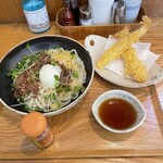 うどん日和 - 肉盛り温ぶっかけうどん、海老天2尾