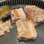 맛찬들 왕소금구이 - 先ずは外を焼いて