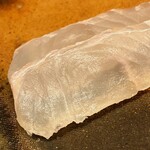 おかめ寿司 - 江戸前の鮃のアップ。切り口から脂が煌めきます
