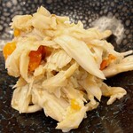 おかめ寿司 - 渡り蟹が持つ自然の塩味でいただきます。内子のホクホク食感が嬉しい