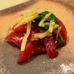 おかめ寿司 - 赤身の天端と本ミツ葉の山葵和え。【鮨 奈可久】鈴木親方のスペシャリテ。涙腺が崩壊するラッコ