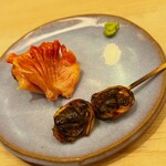 おかめ寿司 - 大玉の赤貝。石巻です。注文してから殻を剥くので、閖上を凌駕する身質と香り。今の時期限定の肝も炙っていただきました。