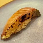 おかめ寿司 - 縞鯵の酢締めの藁焼き。昔ながらの仕事です