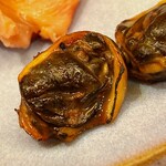 おかめ寿司 - この赤貝の肝焼きが最高。今の時期だけ！