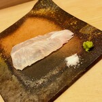 おかめ寿司 - 江戸前の鮃です。塩と山葵でいただきました