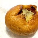 Pandokampani - ポテトフランス。フランスパンに包まれてかなり大きなジャガイモが丸ごと1個入っている。