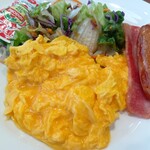 ガスト - スクランブルエッグ＆ベーコンソーセージセット￥700