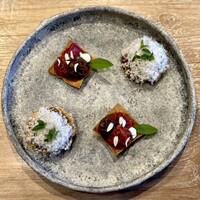restaurant KAM﻿ - ドライトマト、レモンバーベラ、金柑の花
                
                玉ねぎキッシュ、36ヶ月パルミジャーノ、オレガノ
                
                トマトの旨みぎゅーーーー！
                ハーブで妙味ある！
                
                めっちゃ玉ねぎ甘い！温かい！
                チーズと合う！うめええ！
                