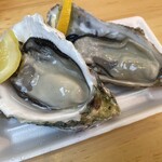 魚塚 - 生牡蠣2P（岩牡蠣・真牡蠣）1000円