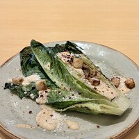 Ecru 117 - まるごと！ロメインレタスの炭火焼き
                      自家製シーザードレッシング（ハーフサイズ）
                      これはあくまでもハーフサイズですので、レギュラーサイズはこの倍の大きさとなります。