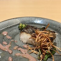 Ecru 117 - ヒラメの炭火焼き（ハーフサイズ）
                    自家製味噌とブラックオリーブ
                    付け合わせは牛蒡のフリットと菜の花のロースト