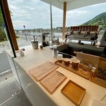 アラビカ京都 嵐山 - 大きな窓から渡月橋や桂川が見えます