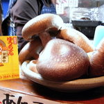 居酒屋 ゆうちゃん - シイタケ大きさ比較