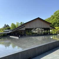 TENJIN - この写真では見えない、向かって右サイドが天神川沿いのテラス席やENGAWA席。朝は陽が燦々と当たり川のせせらぎが気持ちが良いのです。