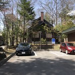 Cresson River Side Story - 店旁边有停车场，这辆黑色的是这次租的车。