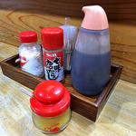 とんかつ とんき - 卓上に常備された調味料類（２０１４年８月）