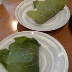 秀月堂 - 柏餅　この状態ではどちらがこし餡で、粒餡か店員さんでもわからないのだそうです　パッケージにはシールでこし餡が表示されてます