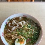 えびすや - 優しくて熱々の出汁、啜りやすいストレート中太麺、豚バラ肉とメンマのハーモニー。絶品です。