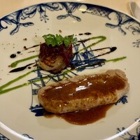 横濱元町 霧笛楼 - 仔牛ロース肉のグリエ 粒マスタードソース　新玉 のローストカシス風味
