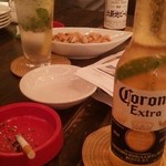 炭火焼とワインの酒場 VOLTA 北新地店 - コロナとお通しのミックスナッツ　相性最強