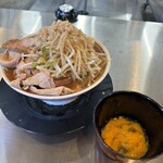 脂醤油組 本店 - 我らあめん特盛、ヤサイ少なめ、生卵