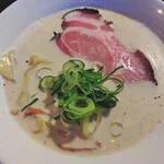 麺楽 軽波氏 - ワンタンも入ってます。チャーシュー絶品！