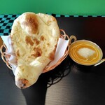 カレーとナンの専門店 ルンビニ - 料理写真:ランチBセット(チキンマドラスカレーとプレーンナン)