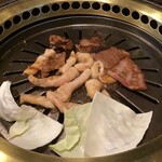 食道園 - 無煙ロースターで焼きます。