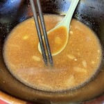 ラーメン二郎 - 『豚1枚ラーメン ニンニクヤサイ』のスープ