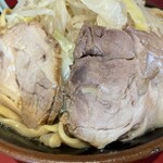 ラーメン二郎 - 『豚1枚ラーメン ニンニクヤサイ』の豚2枚