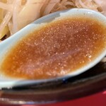 ラーメン二郎 - 『豚1枚ラーメン ニンニクヤサイ』のスープ