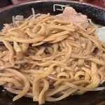 ラーメン二郎 - 『豚2枚ラーメン 全マシ』の天地返し