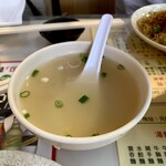 好到底麺家 - 大地魚のスープ。これを汁なしの麵に少しずつ掛けて、麺の拘泥を解すようにして食う。