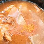 とん汁うどん だっぺ - 一味唐辛子はかけすぎてしまいましたが、いい感じに締まって結果オーライ