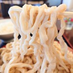 とん汁うどん だっぺ - かなり強めの縮れが入っています