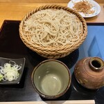 一久 - せいろそば大盛および薬味ほか